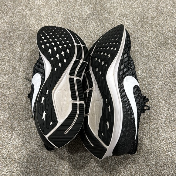 Nike Shoes: Size 11 - Picture 4 of 4